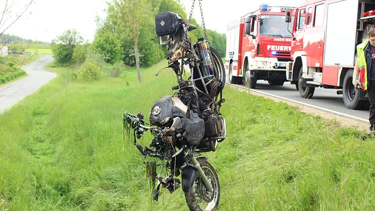 Schwerer Motorrad-Unfall in Mistelgau (Oberfranken): Am Samstagmittag krachte ein Motorrad mit einem Traktor zusammen. Der Biker erlitt schwere Verletzungen, sein Motorrad ging in Flammen auf. Foto: NEWS5 / Holzheimer