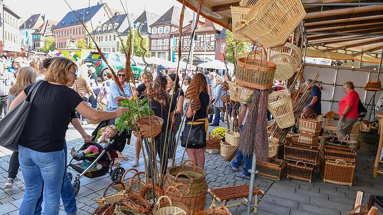 Miteinander ins Gespräch kommen, Schauen, Kaufen, Feiern - für all das gab es beim Korbmarkt Gelegenheit.