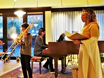 Weihnachtsengel Lynnette Schmidt (rechts) sang in Begleitung von Posaunist Jonas Greubel und dessen Mutter Gabriele mit Senioren des Parkwohnstift.  Foto: Sigismund von Dobschütz