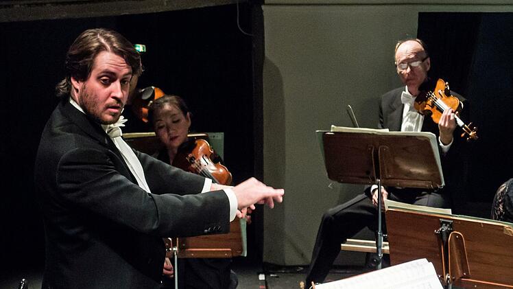 Daniel Carter dirigierte das erste Sinfoniekonzert der neuen Spielzeit am Landestheater Coburg.Foto: Jochen Berger