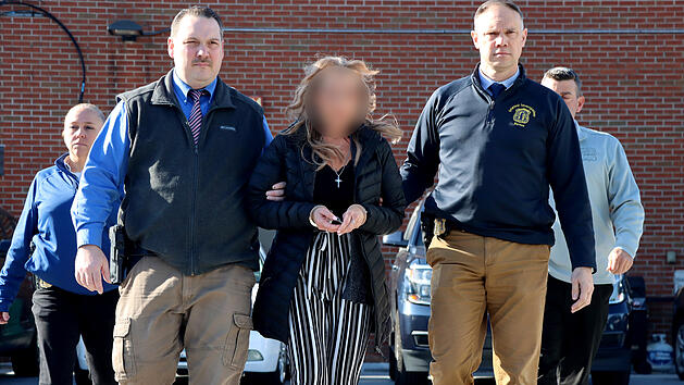 "Wie aus einem Horrorfilm": Frau soll Stiefsohn 20 lang in Kammer gesperrt haben