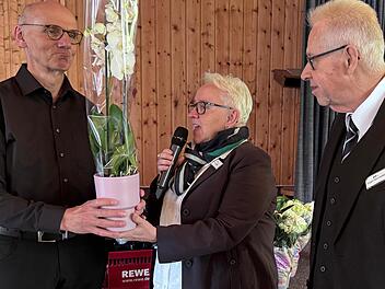 Pfarrer Helmut Hetzel, Vorsitzende Anne Rudel und Ehrenvorsitzender J&uuml;rgen Simmerlein.