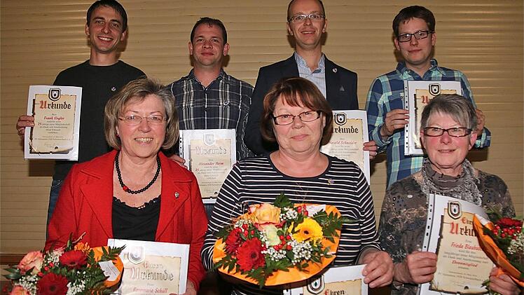 (Vorn v.l.): Rosemarie Schüll, Gisela Schühler und Frieda Blahusch wurden zu Ehrenmitgliedern ernannt. (Hinten v.l.): für ihre 25-jährige Mitgliedschaft beim FC wurden Frank Vogler, Alexander Heim, Harald Schneider und Michael Eusemann geehrt.