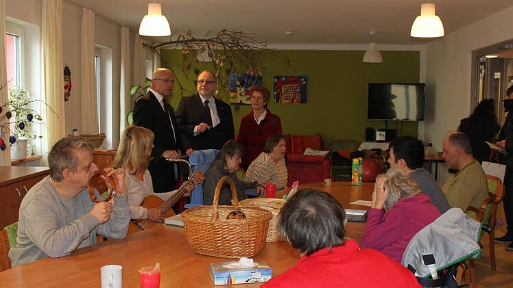 Bezirkstagspräsident Günther Denzler (links) mit ASB-Geschäftsführer Wolfgang Caps und Angela Trautmann-Janovsky beim Besuch in der Behindertengruppe. Foto: Carmen Schwind