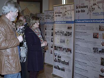 Großes Interesse begleitete die Ausstellungseröffnung über den Kreuzberg im Rathausremter.  Foto: Ehling