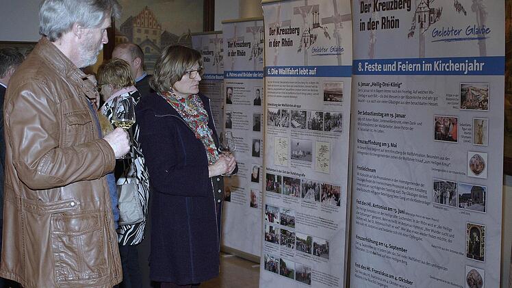 Großes Interesse begleitete die Ausstellungseröffnung über den Kreuzberg im Rathausremter.  Foto: Ehling