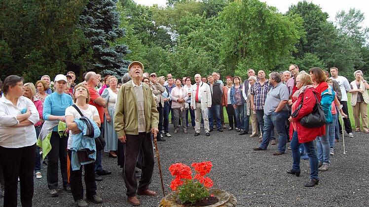 Großes Interesse fanden Schlossführungen mit Christian Freiherr von Stockmar von Wangenheim (Mitte, mit roter Krawatte).