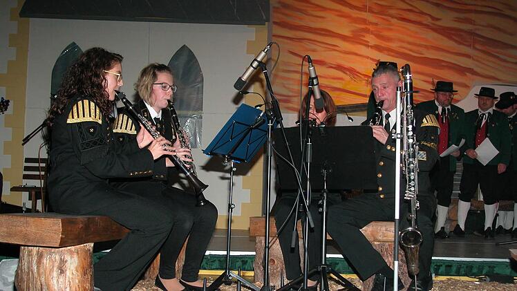 Das Klarinettenensemble der Bergmannskapelle Stockheim mit (von links) Anna Buckreus, Viktoria Viering, Rita Stendel sowie Matthias Friedrich.