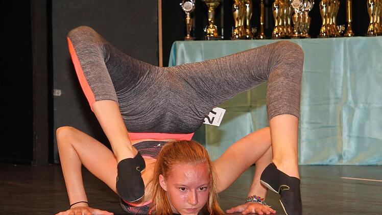 Akrobatische Einlage von Celina Bär. Foto: Sonny Adam