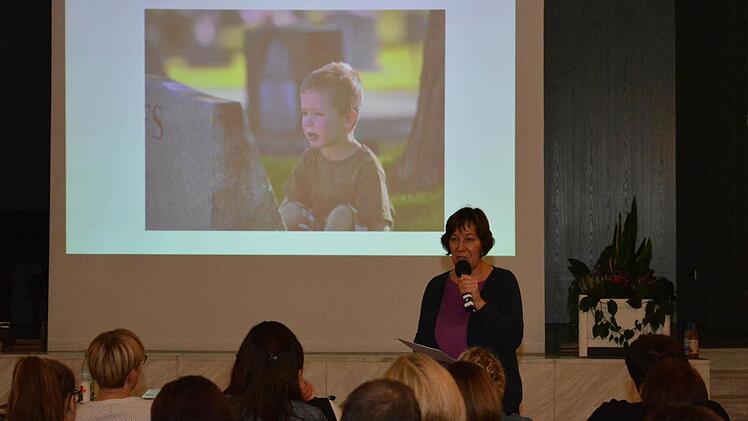 Das Interesse war groß an dem Infoabend über den Umgang mit Trauer, bei dem Gabriela Amon im Kursaal Bad Bocklet informierte.  Foto: Björn Hein