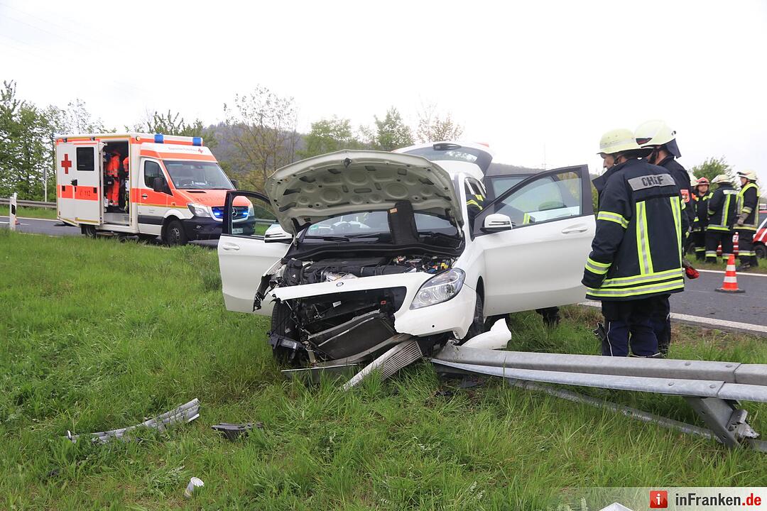 Unfall auf A 70 - Seniorin kracht in Leitplanke