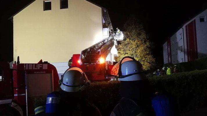 Es dauerte einige Minuten, bis die Drehleiter in Position vor dem Haus  Mohnweg 3 gebracht werden konnte.Foto: Feuerwehr Lichtenfels