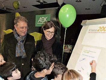 Die Kinder konnten sich auf einer Projekttafel mit ihrem Namen verewigen. Foto: Werner Reißaus