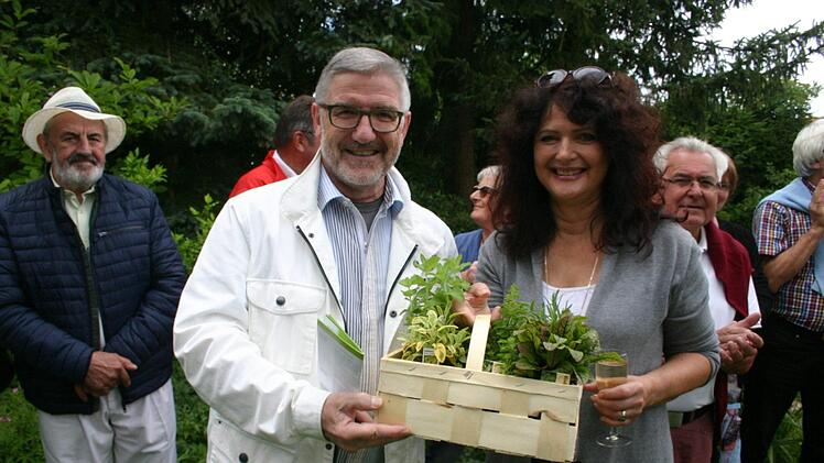 ILandrat Michael Busch bedankte sich mit einem "Kr&auml;utergarten" bei Marianne Rabeneck-Stewart f&uuml;r deren Bereitschaft ihren Garten f&uuml;r die Bev&ouml;lkerung zu &ouml;ffnen. Foto: Martin Rebhan