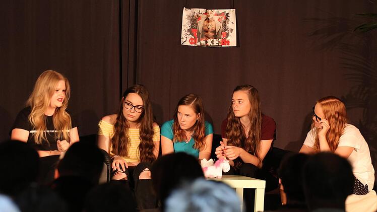 Die Theatergruppe der Realschule Bad Brückenau führte das Stück "Crystal White" von Maren Statt auf. Foto: Sebastian Schmitt