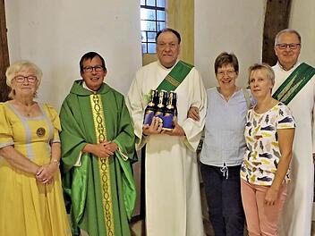 Diakon Konrad Funk (Dritter von links) ist nun für die Arbeit im Seelsorgebereich Unteres Haßlachtal mit zuständig, hier mit (von links) Kirchenpflegerin Elvira Ludwig, Pfarrer Hans-Michael Dinkel, Marita Funk, Pfarrgemeinderatsvorsitzender Martina Zimmermann und Diakon Wolfgang Fehn.  Foto: Gerd Fleischmann