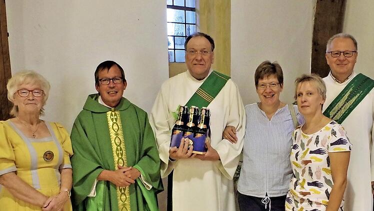 Diakon Konrad Funk (Dritter von links) ist nun für die Arbeit im Seelsorgebereich Unteres Haßlachtal mit zuständig, hier mit (von links) Kirchenpflegerin Elvira Ludwig, Pfarrer Hans-Michael Dinkel, Marita Funk, Pfarrgemeinderatsvorsitzender Martina Zimmermann und Diakon Wolfgang Fehn.  Foto: Gerd Fleischmann