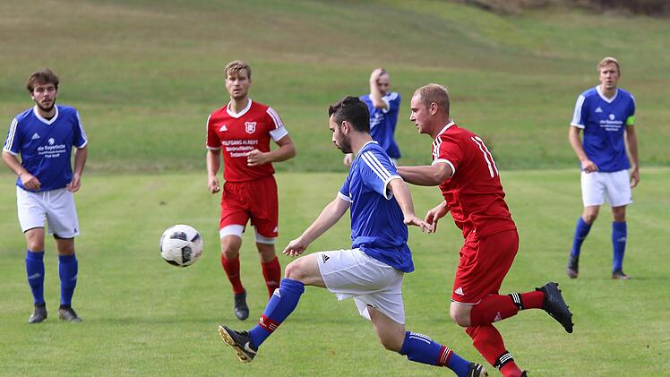 Simon Holch (am Ball) empf&auml;ngt mit seinem RSV Unterschleichach die "Aicher" zum Steigerwald-Derby.  Foto: Ralf Naumann