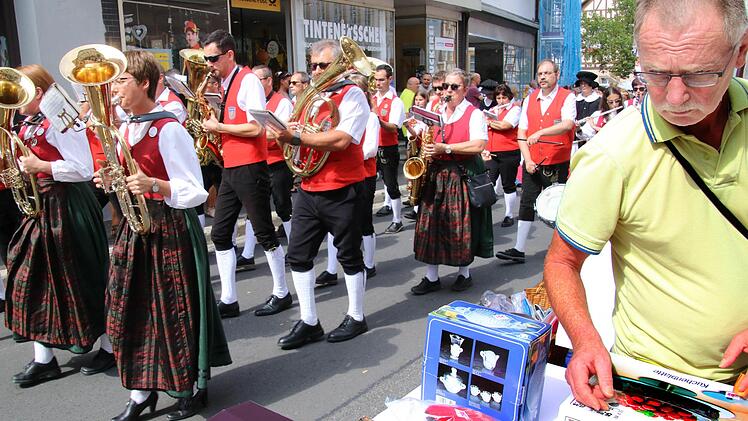Begleitet von der Großwenkheimer Jugendblaskapelle zog der Umzug der  Heimatspiel-Mitwirkenden durch die Stadt vorbei an den Marktständen. Foto:  Dieter Britz