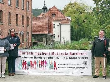 Ein Banner auf der Europabrücke verweist auf die am Montag beginnende "Woche der Barrierefreiheit" in Kronach. Foto: Heike Schülein