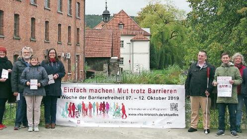 Ein Banner auf der Europabrücke verweist auf die am Montag beginnende "Woche der Barrierefreiheit" in Kronach. Foto: Heike Schülein