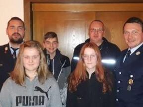 Vier Neue konnte die  Freiwillige Feuerwehr Steinach aufnehmen:  (von links)  1. Kommandant Jens Endreß, Alexis und Cassidy Kraus, Luca Endreß, Marco Hetzel und 2. Kommandant Christian Kuhn. Foto: Matthias Bühner