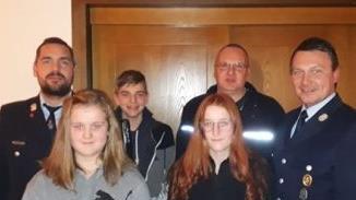 Vier Neue konnte die  Freiwillige Feuerwehr Steinach aufnehmen:  (von links)  1. Kommandant Jens Endreß, Alexis und Cassidy Kraus, Luca Endreß, Marco Hetzel und 2. Kommandant Christian Kuhn. Foto: Matthias Bühner