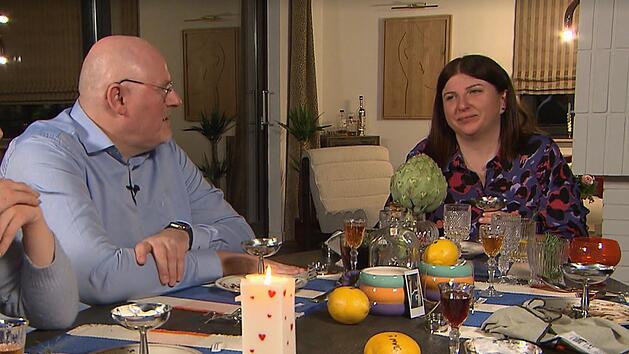 "Bin happy, es geschafft zu haben", gesteht Sandra ihren G&auml;sten.