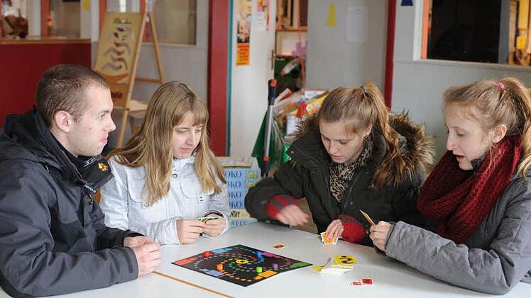 "Na, typisch!" heißt das Spiel, in dem es um Klischees und eigene Einschätzungen geht. Robin Vogler, Florentine, Jakobine und Mareike Faber spielen es mit Begeisterung. Spieleerfinder Franz Scholles hat ihnen zuvor die Regeln erklärt.
