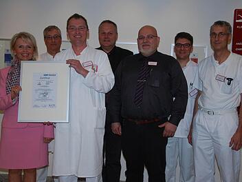 Chefarzt Wolfgang Karmann hält das Zertifikat. Landrätin Tamara Bischof, Oberarzt Viktor Dubrauszky, Vorstand Thilo Penzhorn, Uwe Nunn, Neurologe Erik Weinmann und Chefarzt Stephan Rapp. Foto: Carmen Schmitt