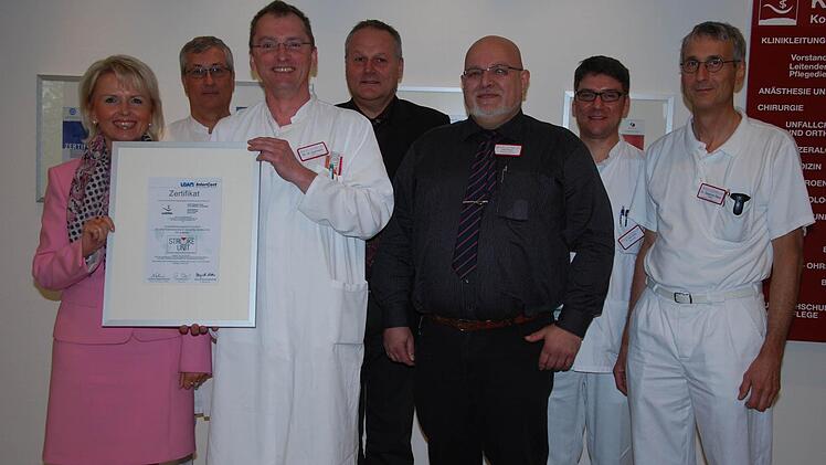 Chefarzt Wolfgang Karmann hält das Zertifikat. Landrätin Tamara Bischof, Oberarzt Viktor Dubrauszky, Vorstand Thilo Penzhorn, Uwe Nunn, Neurologe Erik Weinmann und Chefarzt Stephan Rapp. Foto: Carmen Schmitt
