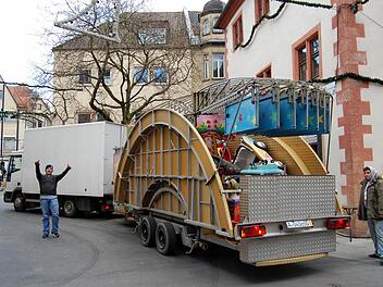Das Kinderkarussell ist angekommen! Ab Freitag kann der Weuihnachtsmarkt in der Innenstadt beginnen. Fotos: Sigismund von Dobschütz