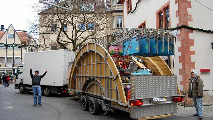 Das Kinderkarussell ist angekommen! Ab Freitag kann der Weuihnachtsmarkt in der Innenstadt beginnen. Fotos: Sigismund von Dobschütz