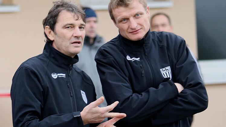 Einen Grund mehr zu punkten haben die Spieler des FC Sand in Neustadt: Ihr Trainer Erwin Albert (links) feierte am Donnerstag seinen 60. Geburtstag, und ein Dreier wäre ein tolles nachträgliches Geschenk. Der ehemalige Profi, Torschützenkönig der belgischen Ersten Liga, der auch als Trainer unter anderem in Großbardorf große Erfolge feierte, wurde deswegen beim Training von seinem Assistenten Matthias Bayer (rechts) vertreten.
