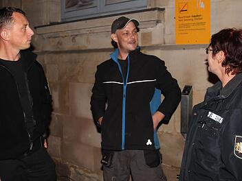 Unterstützung erhielten Jan (links) und Christine von einem Passanten. Er hat den Unrat vor dem Bahnhof mit aufgeräumt und dann ein Schwätzchen mit den beiden Vertretern der Sicherheitswacht gehalten. Nicht immer machen die beiden Sicherheitsleute so positive Erfahrungen mit der Hilfsbereitschaft ihrer Mitbürger. Foto: Marco Meißner