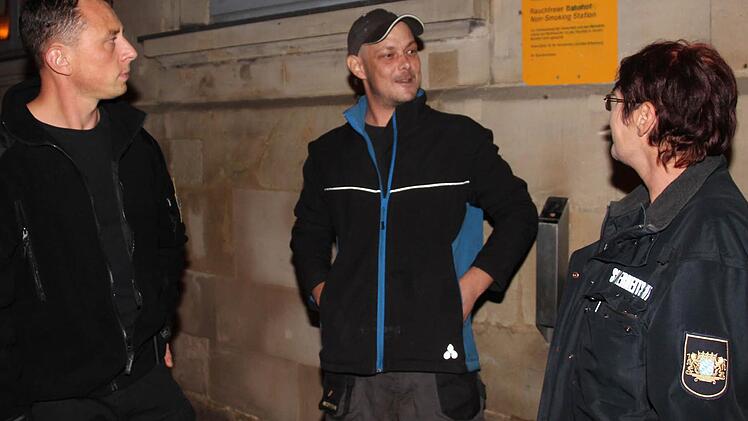 Unterstützung erhielten Jan (links) und Christine von einem Passanten. Er hat den Unrat vor dem Bahnhof mit aufgeräumt und dann ein Schwätzchen mit den beiden Vertretern der Sicherheitswacht gehalten. Nicht immer machen die beiden Sicherheitsleute so positive Erfahrungen mit der Hilfsbereitschaft ihrer Mitbürger. Foto: Marco Meißner