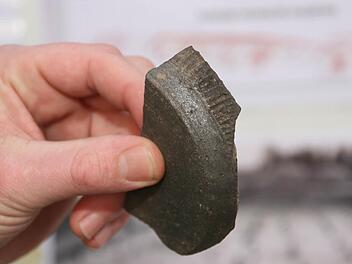 Unter anderem haben die Archäologen in Hallerndorfs Boden diesen Scherbe gefunden. Fotos: Hubele