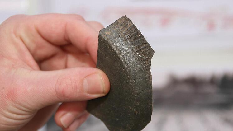 Unter anderem haben die Archäologen in Hallerndorfs Boden diesen Scherbe gefunden. Fotos: Hubele