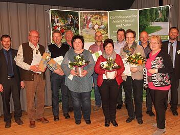 Für ihre langjährigen Führungstätigkeiten wurden diese Männer und Frauen ausgezeichnet; mit im Bild die Kreisfachberater Johannes Bayer (links) und Guntram Ulsamer (rechts) sowie stellvertretende Kreisvorsitzende Birgit Baier (Zweite von rechts).