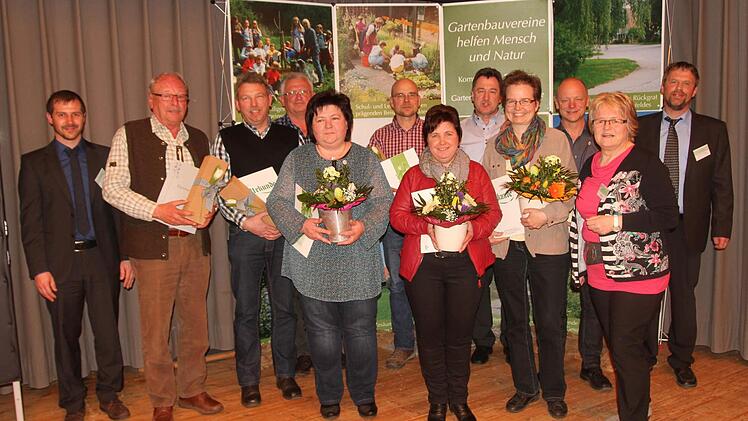 Für ihre langjährigen Führungstätigkeiten wurden diese Männer und Frauen ausgezeichnet; mit im Bild die Kreisfachberater Johannes Bayer (links) und Guntram Ulsamer (rechts) sowie stellvertretende Kreisvorsitzende Birgit Baier (Zweite von rechts).