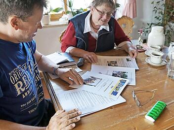 Franz Bäuerlein, der selbst Parkinson hat, und Ursula Lang, die ihren erkrankten Mann seit vielen Jahren pflegt, lassen die vergangenen Jahre der Parkinson-Selbsthilfe-Gruppe Haßfurt noch einmal Revue passieren.   Foto: Sarah Dann