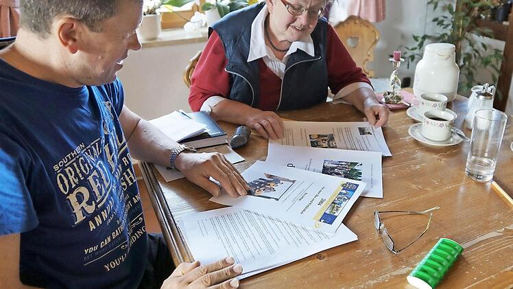 Franz Bäuerlein, der selbst Parkinson hat, und Ursula Lang, die ihren erkrankten Mann seit vielen Jahren pflegt, lassen die vergangenen Jahre der Parkinson-Selbsthilfe-Gruppe Haßfurt noch einmal Revue passieren.   Foto: Sarah Dann