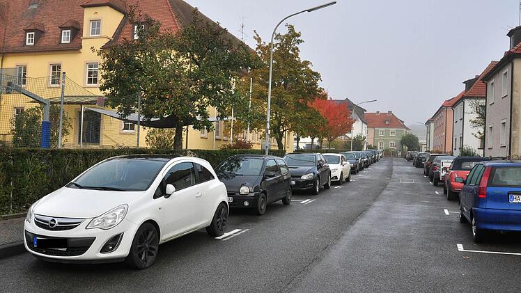 Die Parksituation im Wohngebiet östlich der Hofheimer Straße (im Bild die Zeppelinstraße) stand im Mittelpunkt der Bürgerversammlung in Haßfurt.