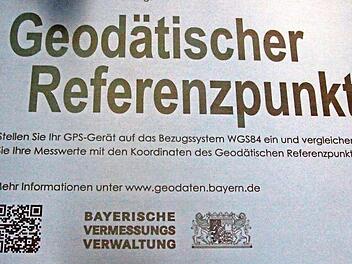 Der Geodätische Referenzpunkt im LGS-Gelände in Kronach ist auf zwei wetterfesten Tafeln beschrieben.  Foto: Friedwald Schedel