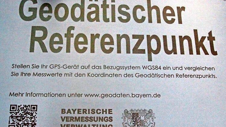 Der Geodätische Referenzpunkt im LGS-Gelände in Kronach ist auf zwei wetterfesten Tafeln beschrieben.  Foto: Friedwald Schedel