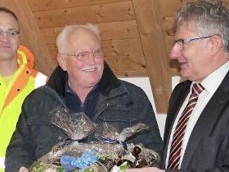 Stabwechsel im Bauhof der Gemeinde Harsdorf: Karl Lauterbach (Mitte) wurde mit einem Präsent von Bürgermeister Günther Hübner in den Ruhestand verabschiedet. Oliver Dörfler ist sein Nachfolger. Foto: Rei.