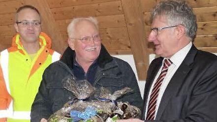 Stabwechsel im Bauhof der Gemeinde Harsdorf: Karl Lauterbach (Mitte) wurde mit einem Präsent von Bürgermeister Günther Hübner in den Ruhestand verabschiedet. Oliver Dörfler ist sein Nachfolger. Foto: Rei.