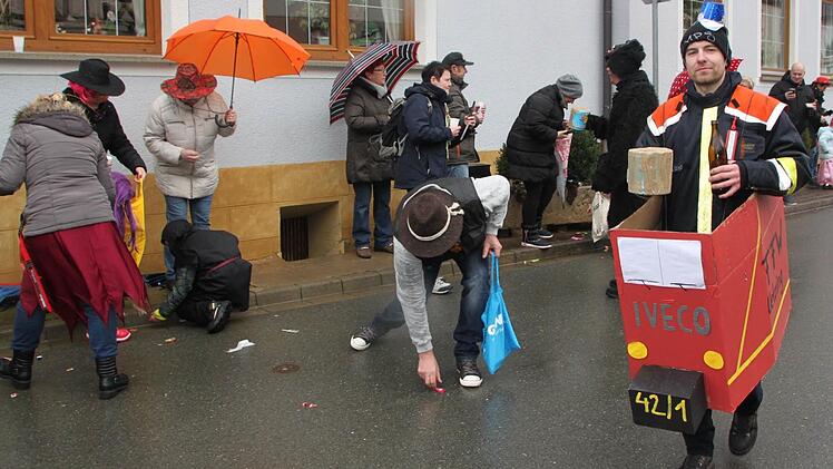 Die Einmann-Feuerwehr sammelt für den Kinderfasching Foto: Matthias Einwag