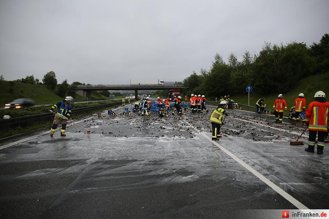 Ladungssicherung bei Getraenkelaster unzureichend - Lkw verliert etwa 200 Bierkaesten auf der Autobahn