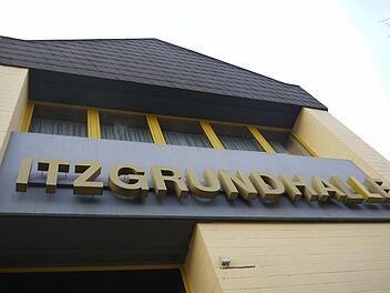 Zentrales Projekt der Dorferneuerung: 900 000 Euro (bei 565 000 Zuschüssen aus verschiedenen Fördertöpfen) stehen im Haushaltsplan für die energetische Sanierung und die Baumaßnahmen zur Barrierefreiheit in der Itzgrundhalle in Kaltenbrunn. Foto: Berthold Köhler